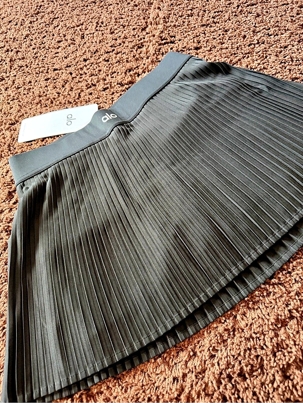 ALO • PLEATED SKIRT - Picture 2 of 3